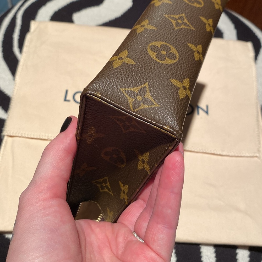 LOUIS VUITTON TOILETRY 19 not for sale - Picture 5 of 9